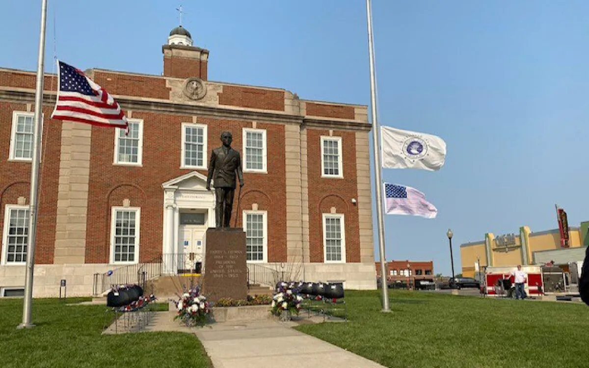 Independence, Missouri, Youth Court students and volunteers placed 13 chairs with the names of the service members lost in Afghanistan in front of the Old Jackson County Courthouse. (Courtesy of the City of Independence, Missouri, Twitter account)