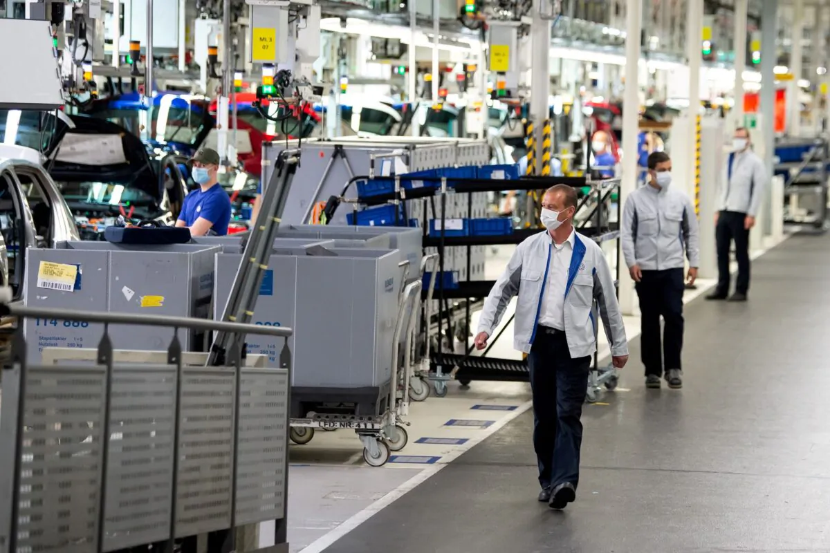 Staff on the Volkswagen assembly line in Wolfsburg, Germany on April 27, 2020. (Swen Pfoertner/Pool via Reuters)