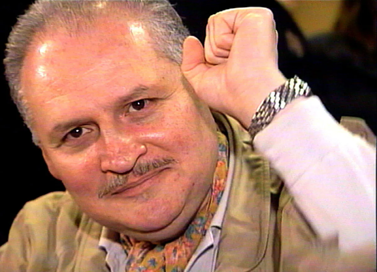 Ilich Ramirez Sanchez, better known as "Carlos the Jackal", raises his fist as he appears in court in Paris on November 28, 2000. (Thierry Chiarello/Reuters)