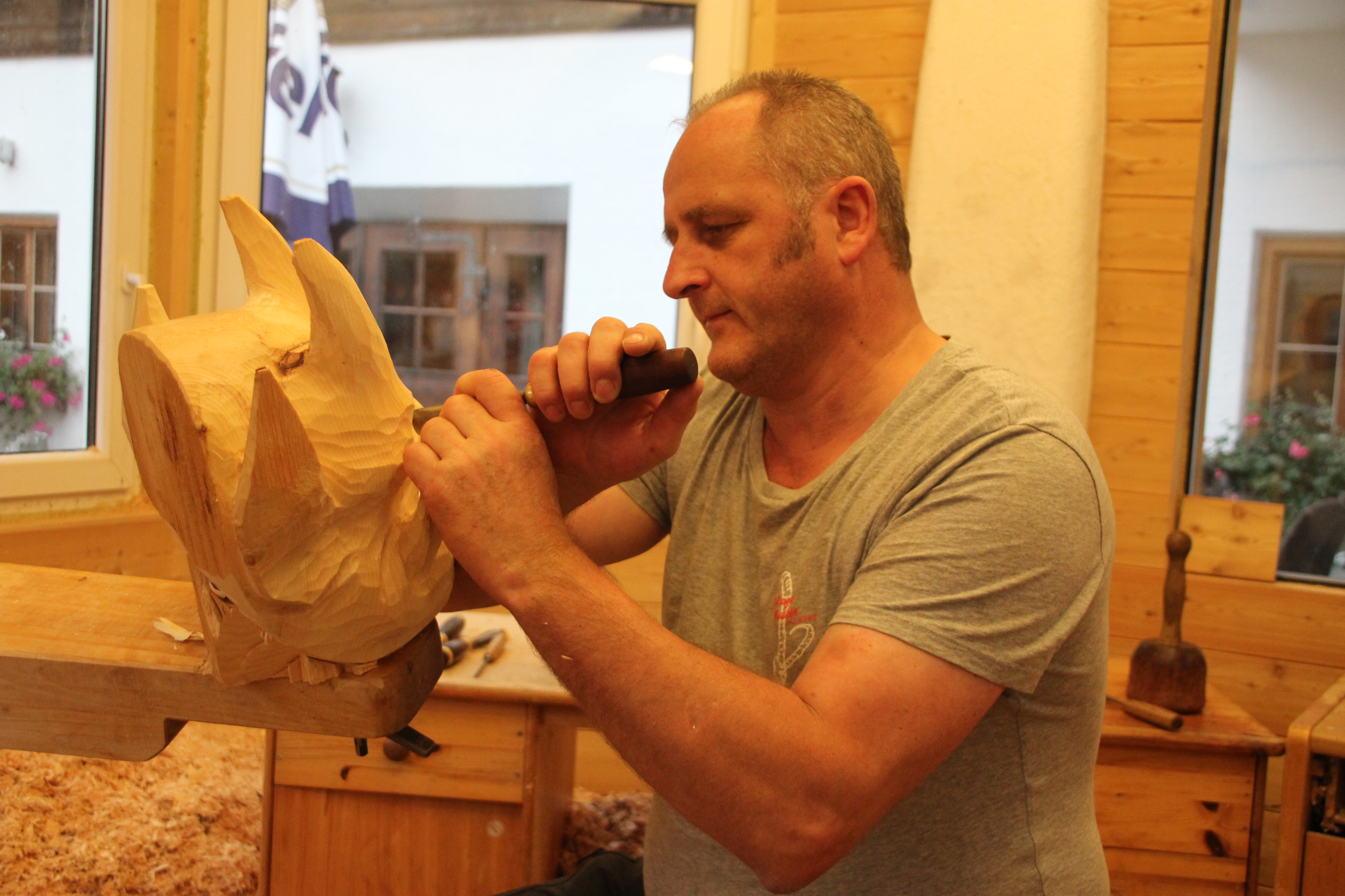 Hermann Prommegger carving a mask copyright Wibke Carter