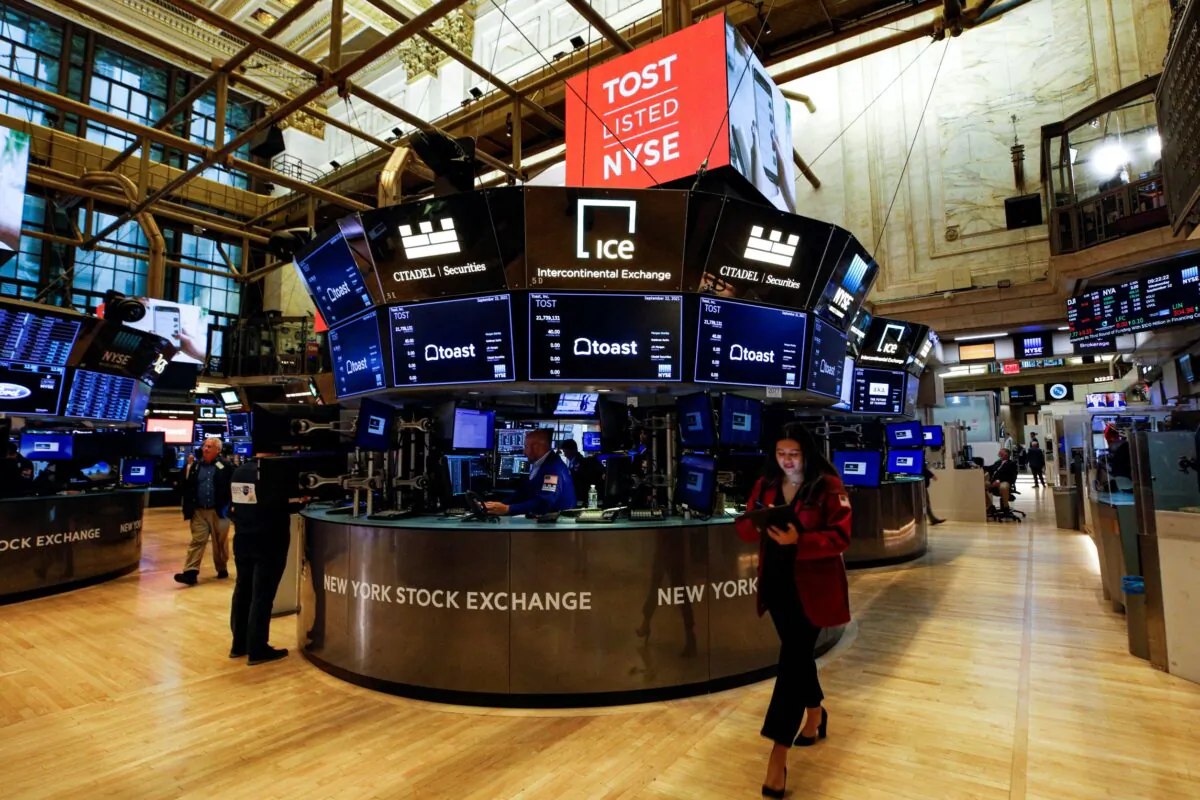 Traders work on the floor of the New York Stock Exchange (NYSE) in New York City on Sept. 22, 2021. (Brendan McDermid/Reuters)