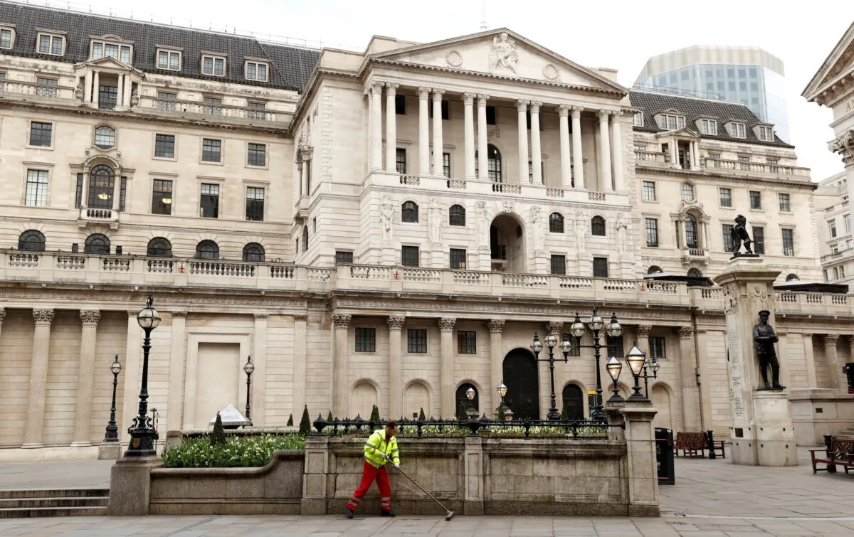 A street sweeper cleans outside the Bank of England as the spread of the coronavirus disease (COVID-19) continues, London, Britain on March 31, 2020. (John Sibley/Reuters)