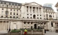 Bank of England Nudges up Inflation Outlook, Split Over QE Widens
