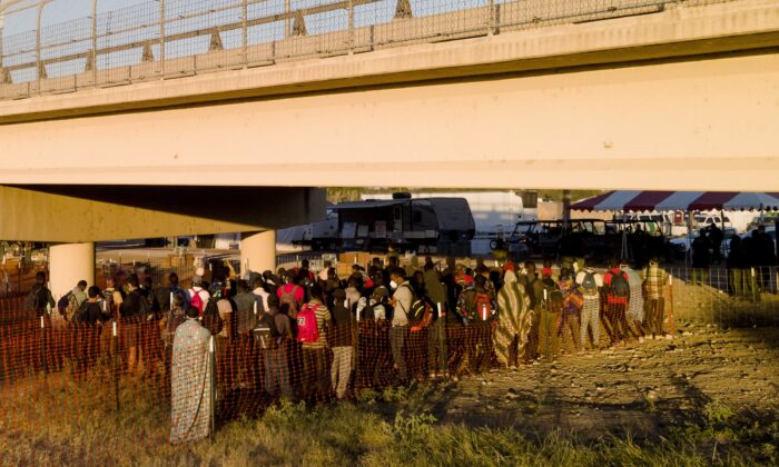 Illegal immigrants, many from Haiti, wait in lines to board buses under the Del Rio International Bridge, in Del Rio, Texas on Friday, Sept. 24, 2021. (Julio Cortez/AP Photo)