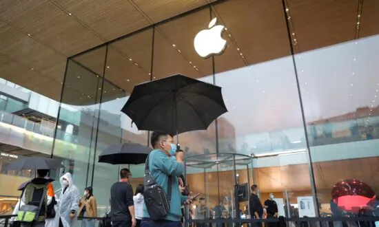 Chinese Celebrity Blogger Trades Barbs With Netizens Over His Apple-Huawei Comparisons