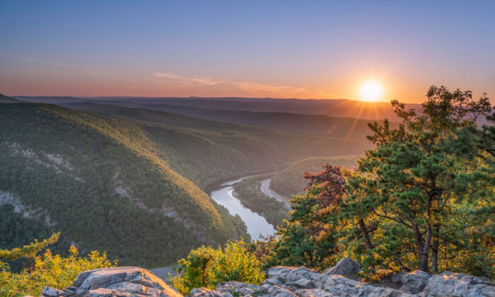 Delaware Water Gap Recreation Area at sunset from Mount Tammany in New Jersey. (Tetyana Ohare/Shutterstock)