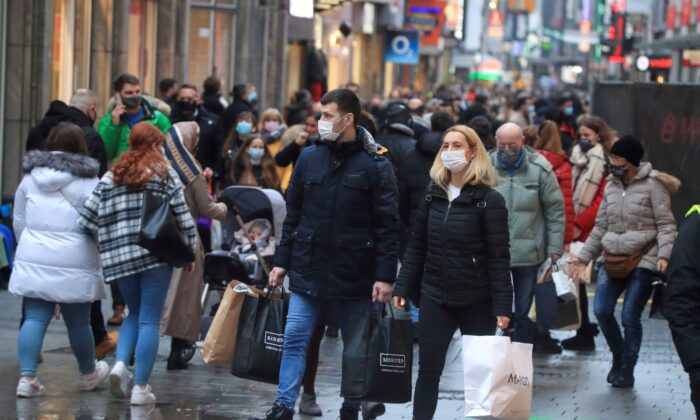 Shoppers wear mask and fill Cologne's main shopping street Hohe Strasse (High Street) in Cologne, Germany, on Dec. 12, 2020. (Wolfgang Rattay/Reuters)
