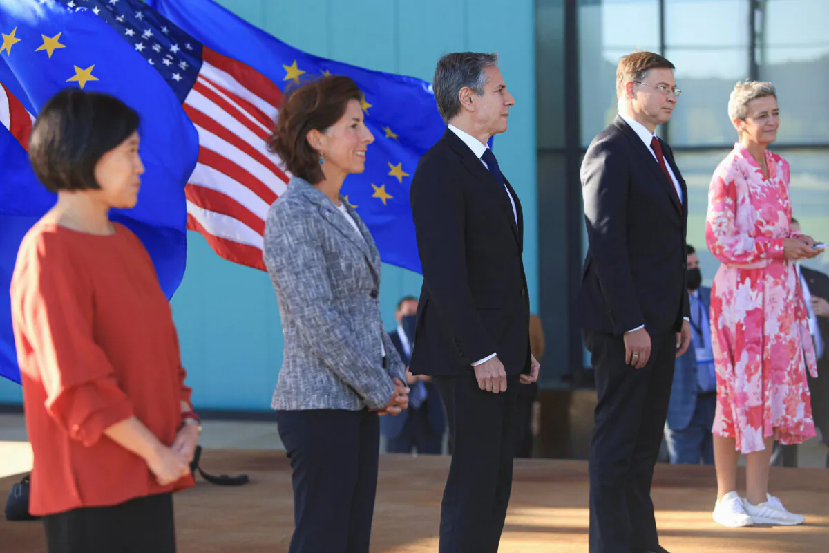 U.S. Secretary of State Antony Blinken(3rd L), Commerce Secretary Gina Raimondo (2nd L), and Trade Representative Katherine Tai (L) stand near European Commission Executive Vice President Margrethe Vestager (R) and EU Executive Vice President Valdis Dombrovskis (2nd R) as they participate in the U.S. and European Union trade and investment talks in Pittsburgh, Pennsylvania, on Sept. 29, 2021. (John Altdorfer/Reuters)