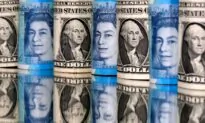 Dollar Rises on Ukraine Crisis as Investors Await Fed Meeting