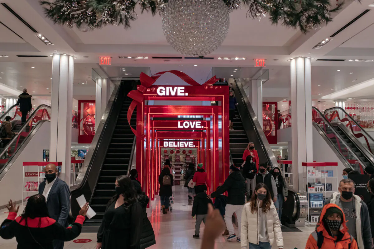Shoppers make a last-minute trip to the Macy's flagship department store in Midtown, Manhattan, in New York, on Dec. 24, 2020. (Scott Heins/Getty Images)