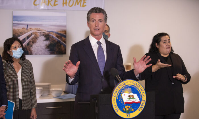 California Governor Gavin Newsom discusses the state's plan for homelessness inniciatives in Los Angeles, Calif., on Sept. 29, 2021. (John Fredricks/  Pezou)