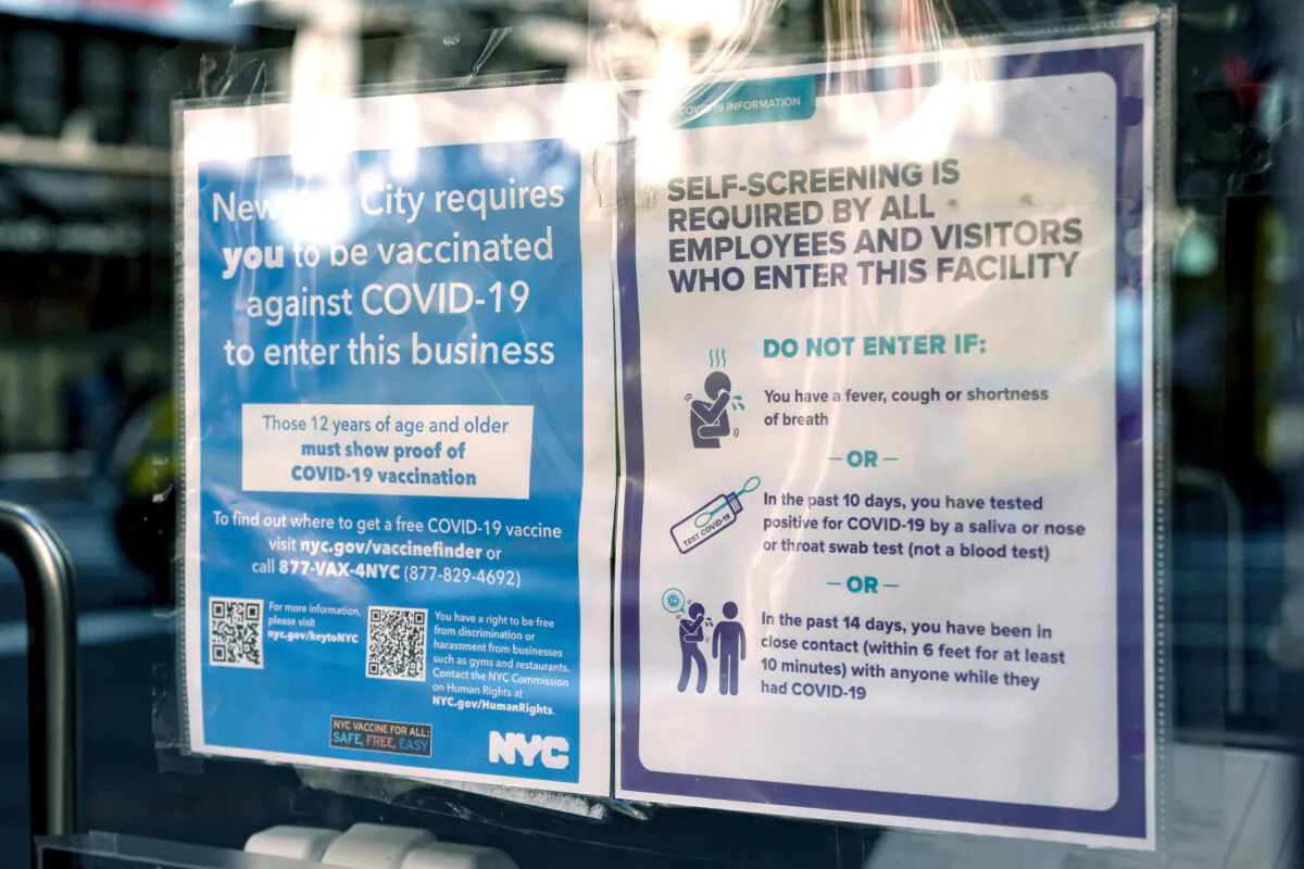 A vaccine proof requirement note is displayed on a restaurant storefront in New York on Sept. 7, 2021. (Chung I Ho/The Epoch Times)
