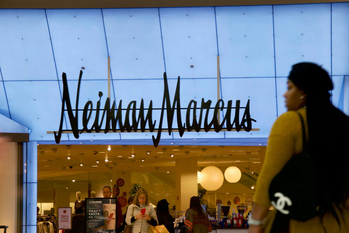 Shoppers enter and exit the Neiman Marcus at the King of Prussia Mall, United States' largest retail shopping space, in King of Prussia, Pennsylvania, U.S., on Dec. 8, 2018.  (Mark Makela/REUTERS)