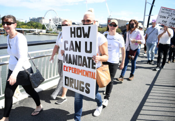 I manifestanti si radunano contro le vaccinazioni obbligatorie COVID-19 per i lavoratori a Brisbane