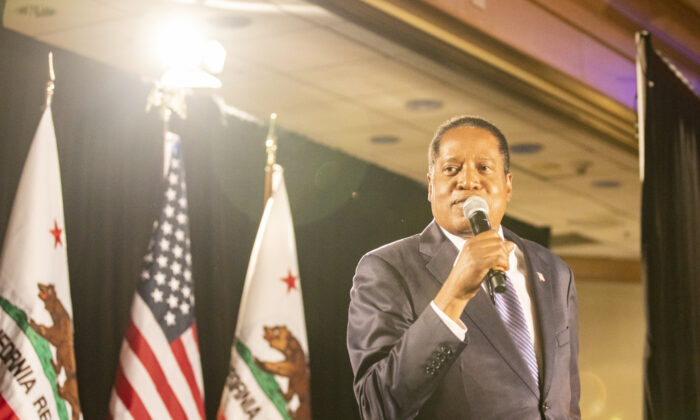California Governor candidate Larry Elder speaks with supporters at the Hilton hotel in Costa Mesa, Calif., on Sept. 14, 2021. (John Fredricks/The Epoch Times)
