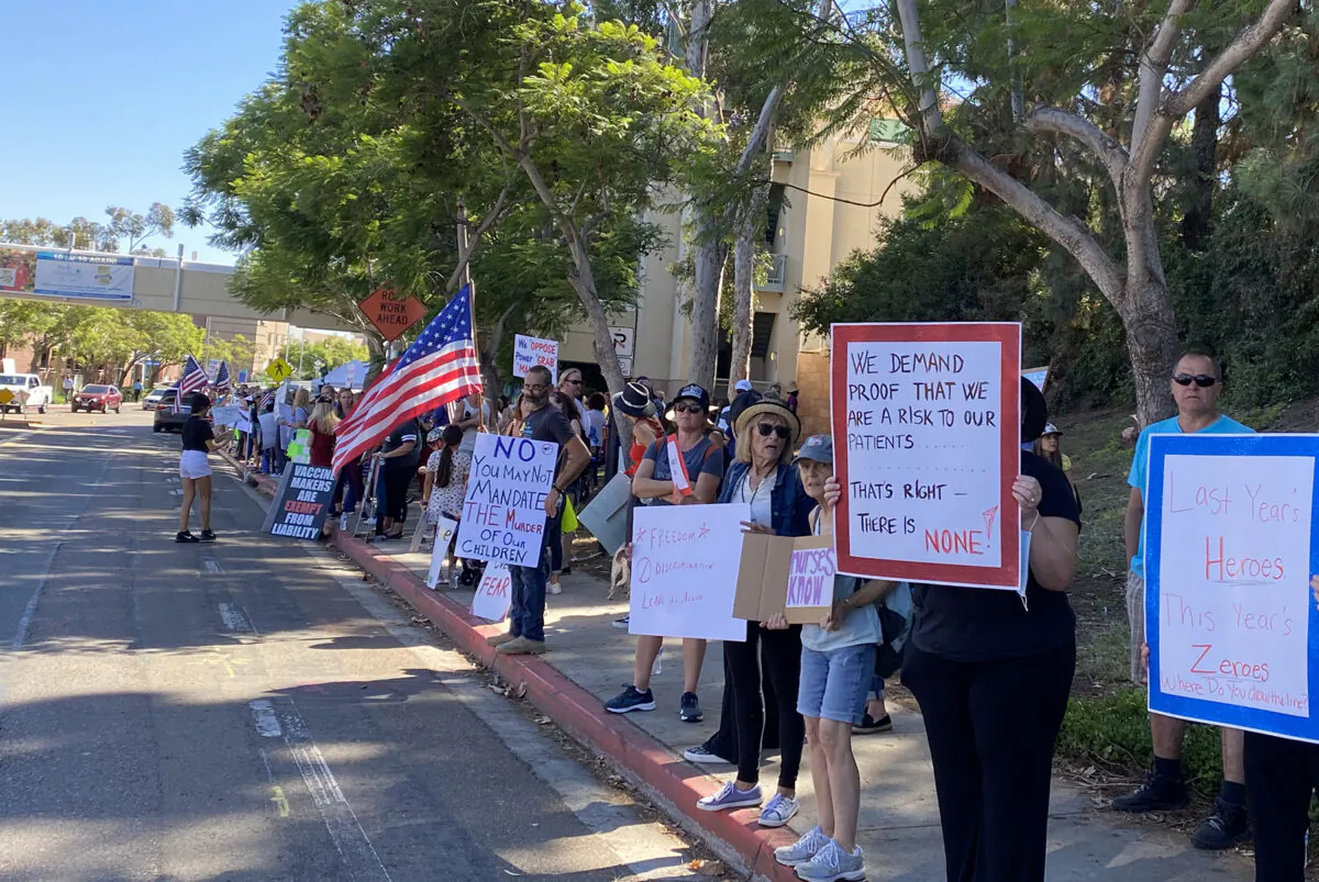 Medical staff and community members protested vaccine mandates in front of Rady Children’s Hospital in San Diego, on Oct. 1, 2021. (Jane Yang/The Epoch Times)