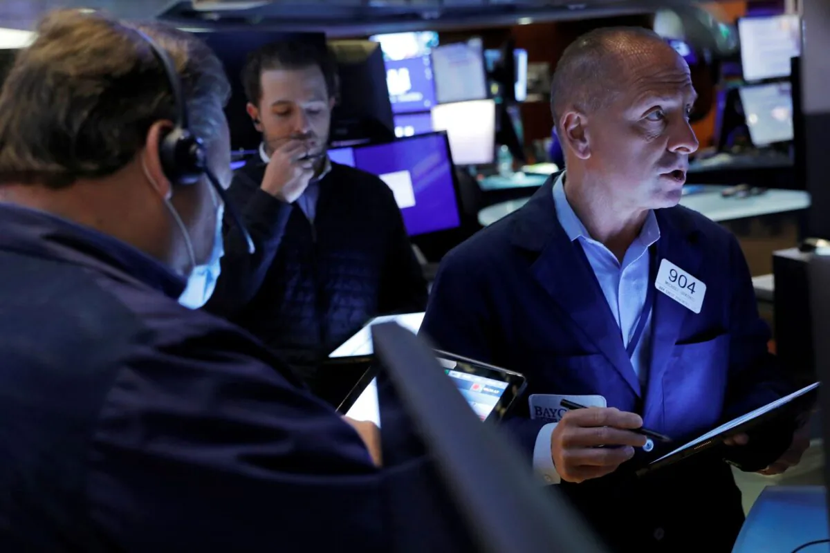 Traders work on the floor at the New York Stock Exchange (NYSE) in Manhattan, New York City on Sept. 24, 2021. (Andrew Kelly/Reuters)