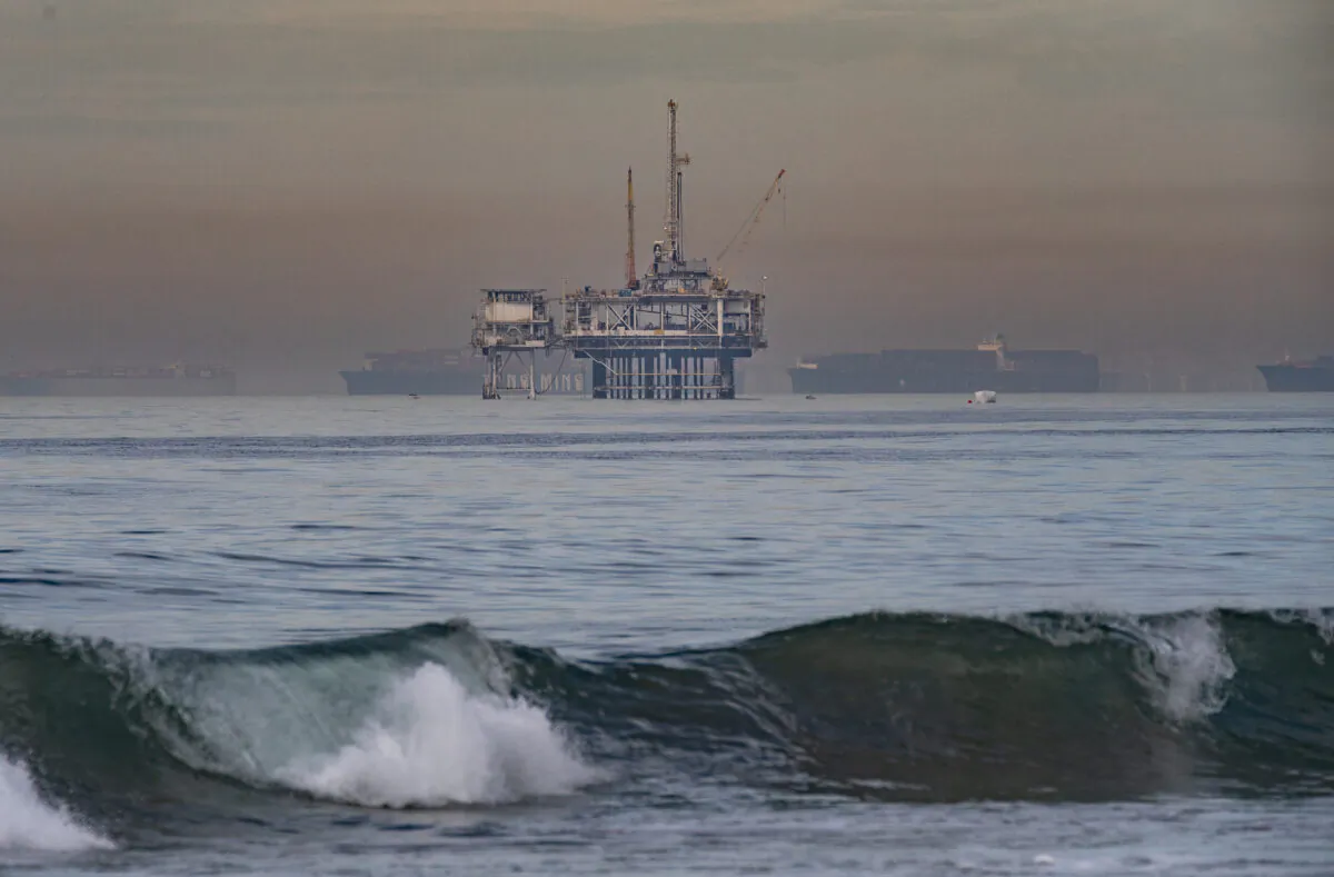 Clean-up efforts are underway for an oil spill off the coastline of Orange County in Huntington Beach, Calif., on Oct. 4, 2021. (John Fredricks/The Epoch Times)