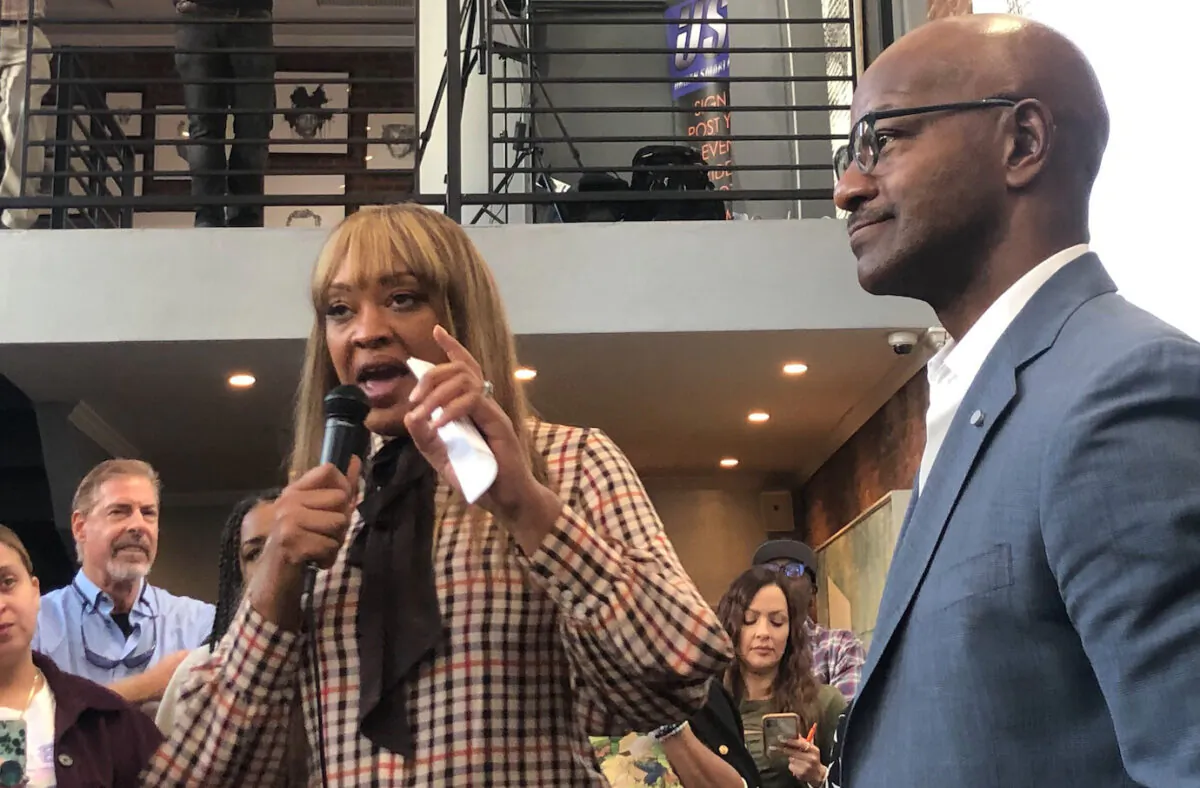 Angela Stanton King (L) and Kevin Jenkins (R) host a meeting directed at black communities to inform them about body sovereignty in Brooklyn, N.Y., on Oct. 2, 2021. (Enrico Trigoso/The Epoch Times)