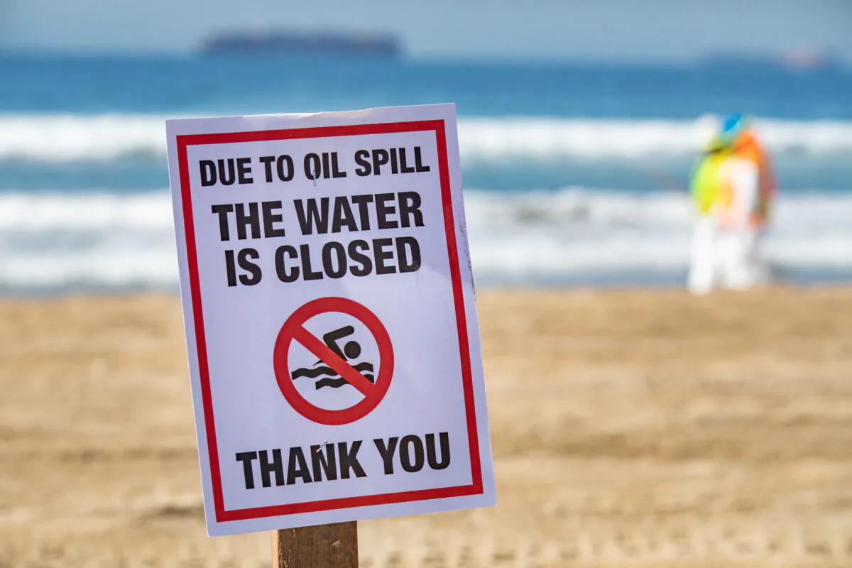 Clean up efforts are underway to clean up an oil spill in Huntington Beach, Calif., on Oct. 5, 2021. (John Fredricks/The Epoch Times)