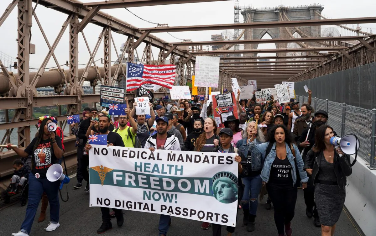 Teachers and others protesting against COVID-19 vaccination mandates cross over the Brooklyn Bridge in New York City on Oct. 4, 2021. (Petr Svab/The Epoch Times)