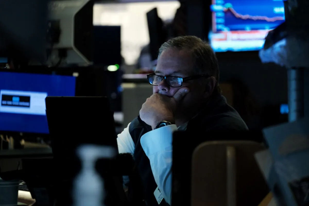 Traders work on the floor of the New York Stock Exchange (NYSE) in New York City on Oct. 04, 2021. (Spencer Platt/Getty Images)