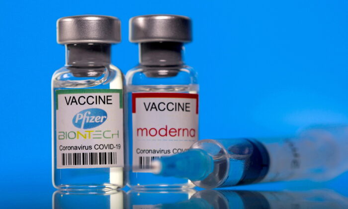 Des flacons avec des étiquettes de vaccins Pfizer-BioNTech et Moderna COVID-19 sont visibles sur cette photo d'illustration prise le 19 mars 2021. (Dado Ruvic/Illustration/Reuters)