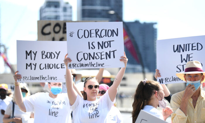 Protesters march across Victoria Bridge during a rally against a mandatory Covid-19 vaccine in Brisbane, Australia, on Oct. 1, 2021. (Dan Peled/Getty Images)