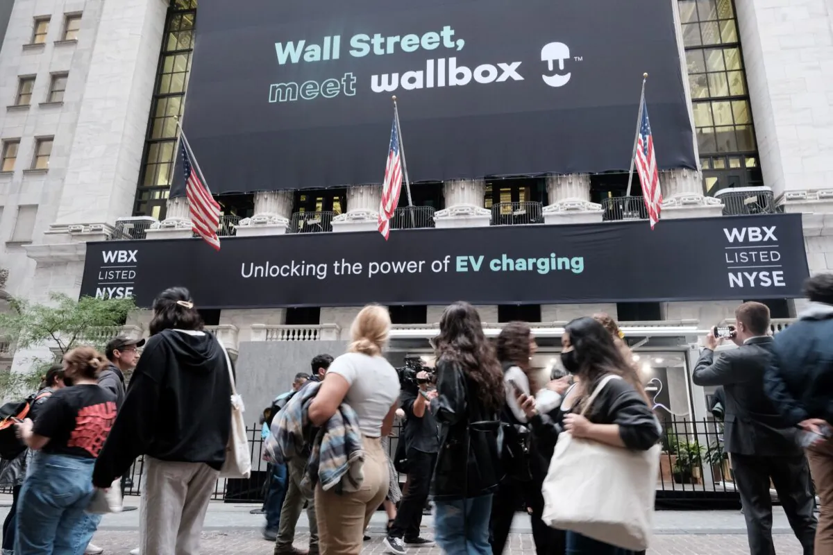 People walk outside of the New York Stock Exchange (NYSE) as global supply chain disruptions and persistent inflation continue to effect the American economy in New York City on Oct. 04, 2021. (Spencer Platt/Getty Images)