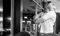 ‘Supporting a Mother’: Exhausted Mom With 2 Restless Kids Moved by Stranger’s Kindness