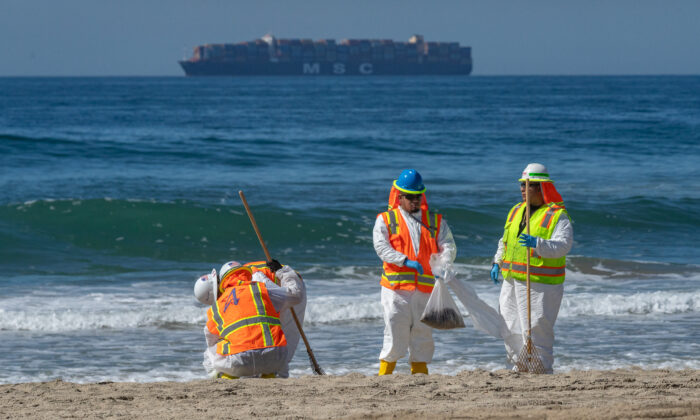 Clean-up efforts are underway to clear a massive oil spill in Huntington Beach, Calif., on Oct. 5, 2021. (John Fredricks/The Epoch Times)