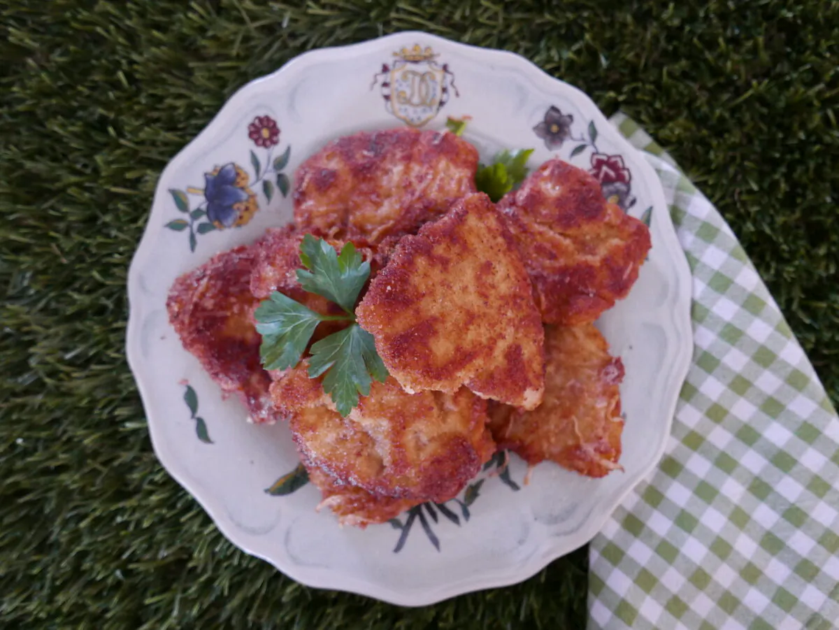 Thinly sliced chicken breasts receive the breading and pan-frying treatment to make crispy cutlets. (Victoria de la Maza)