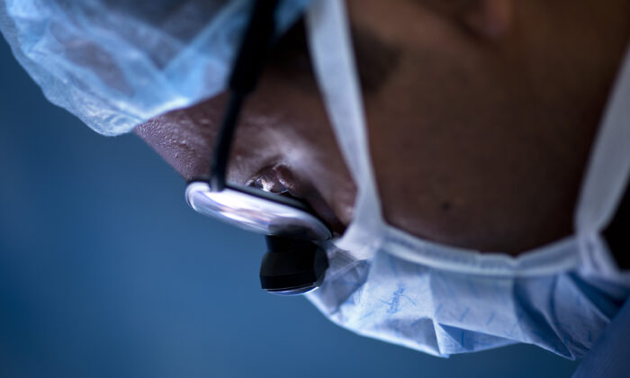 A doctor is seen during a kidney transplant surgery in a file photograph. (Brendan Smiwalowski/AFP/GettyImages)