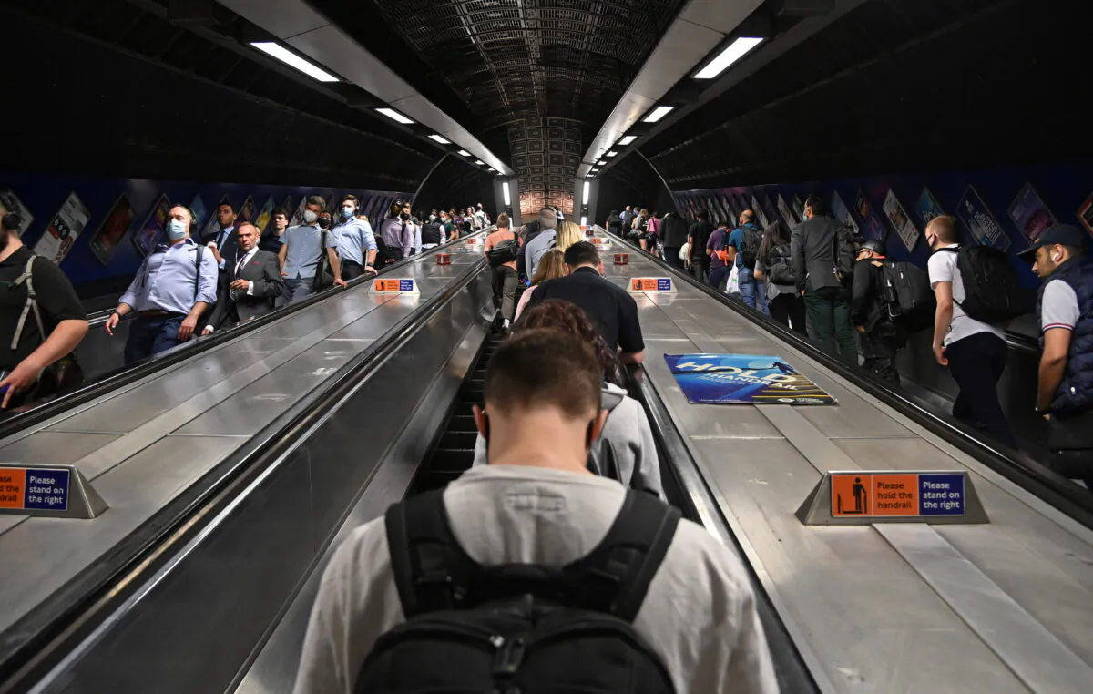 Workers travel through London Bridge rail and underground station during the morning rush hour in London, Britain, on Sept. 8, 2021. (Toby Melville/Reuters)