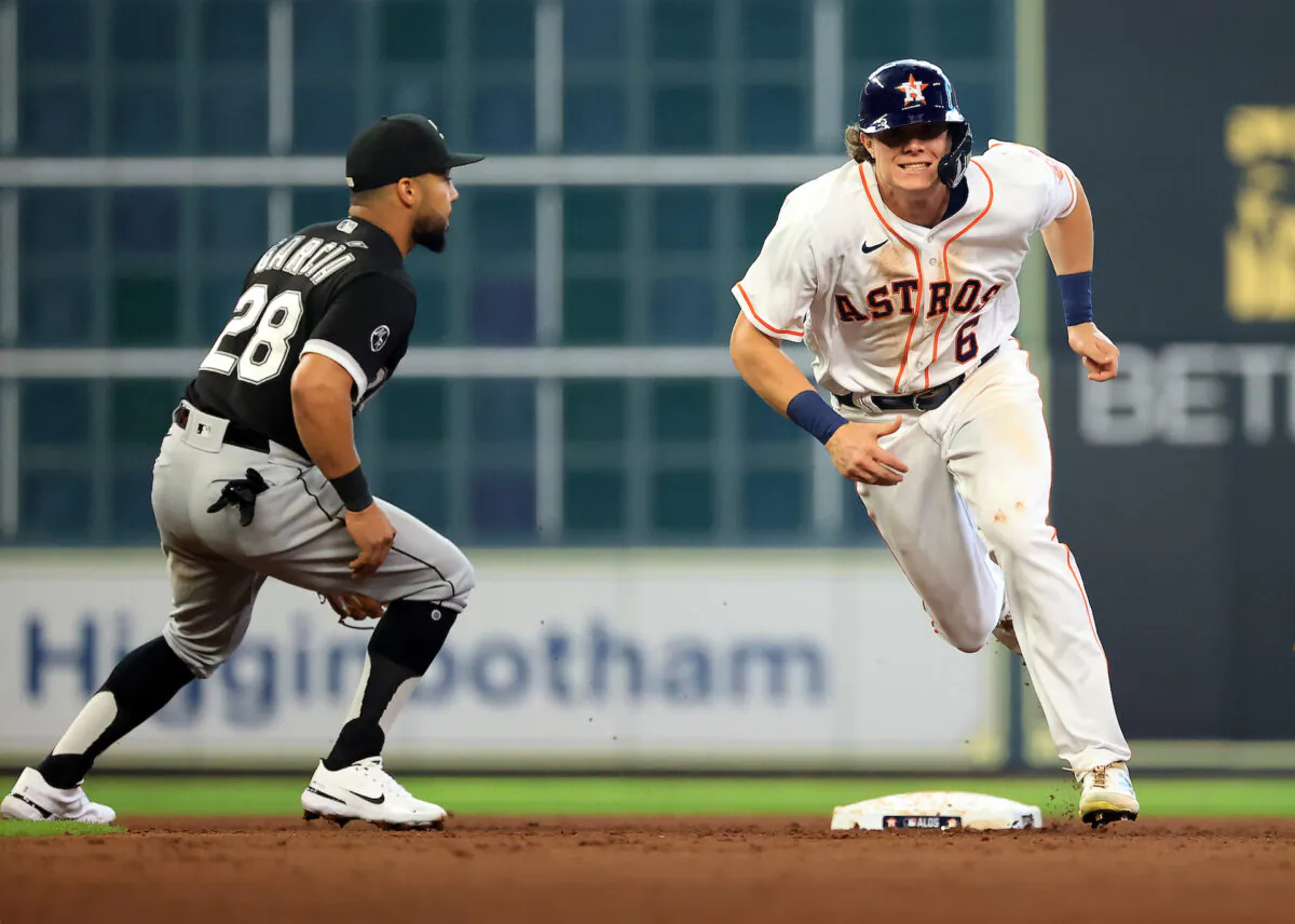 Jake Meyers #6 of the Houston Astros sprints back from second base after a fly out during the 4th inning of Game 1 of the American League Division Series against the Chicago White Sox at Minute Maid Park in Houston, Texas on Oct. 07, 2021. (Carmen Mandato/Getty Images)