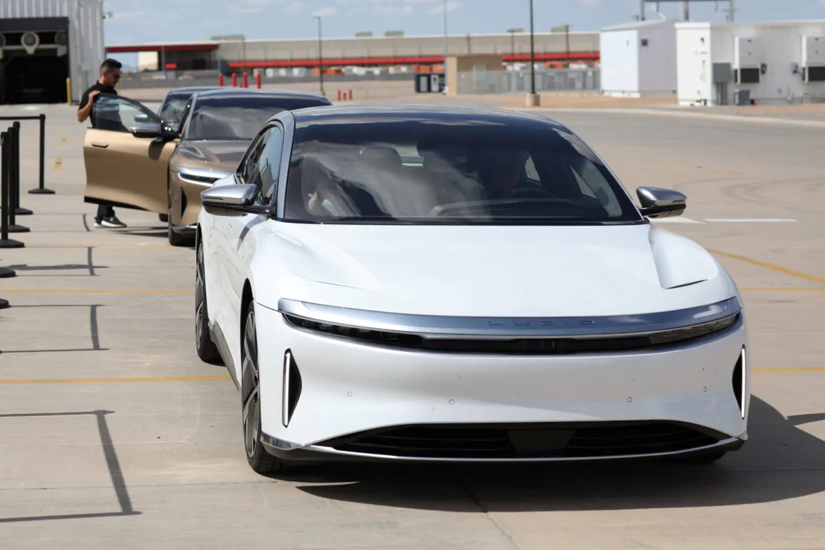 People test drive Dream Edition P and Dream Edition R electric vehicles at the Lucid Motors plant in Casa Grande, Ariz., on Sept. 28, 2021. (Caitlin O'Hara/Reuters)