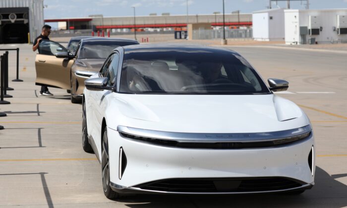 People test drive Dream Edition P and Dream Edition R electric vehicles at the Lucid Motors plant in Casa Grande, Ariz., on Sept. 28, 2021. (Caitlin O'Hara/Reuters)