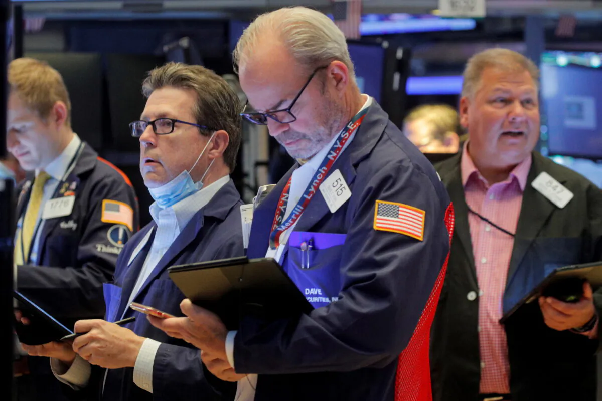 Traders work on the floor of the New York Stock Exchange (NYSE) in New York City, on Oct. 6, 2021.  (Brendan McDermid/REUTERS)