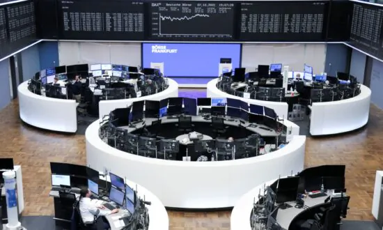 European Stocks Dip on Tech Losses, US Jobs Caution