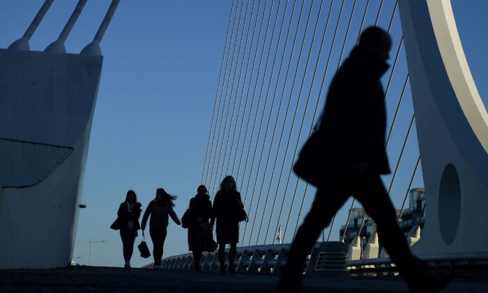 Commuters make their way into work in the morning in the financial district of Dublin, Ireland on Oct. 18, 2018. (Clodagh Kilcoyne/Reuters)