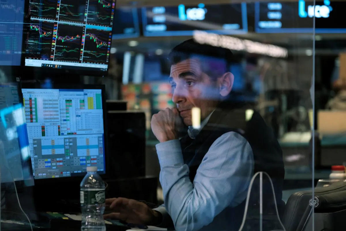 Traders work on the floor of the New York Stock Exchange (NYSE) in New York City on Sept. 30, 2021. (Spencer Platt/Getty Images)