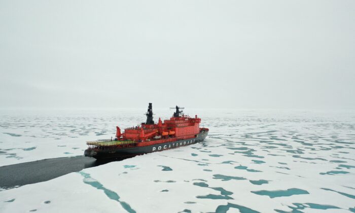 2021 年 8 月 18 日，俄罗斯“胜利 50 周年”核动力破冰船出现在北极。（Ekaterina Anisimova/AFP via Getty Images）