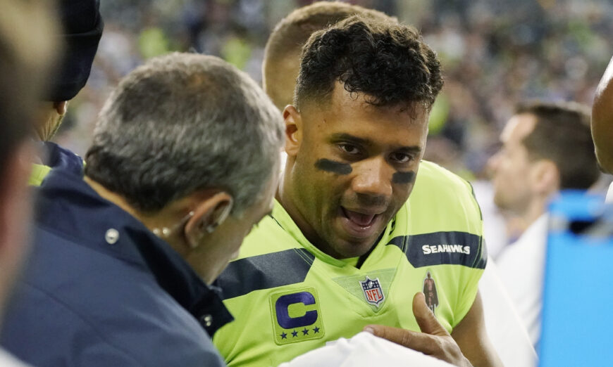 NFL: Seattle Seahawks Darrell Taylor leaves field in stretcher, Pittsburgh  Steelers