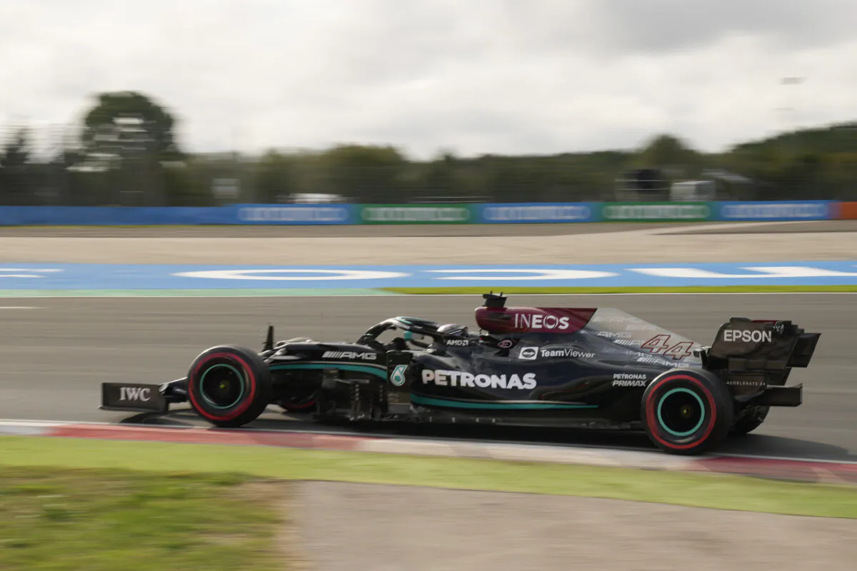 Mercedes driver Lewis Hamilton of Britain steers his car during qualifying for Formula One Turkish Grand Prix at the Intercity Istanbul Park circuit in Istanbul, Turkey, Oct. 9, 2021. (Francisco Seco/AP Photo)