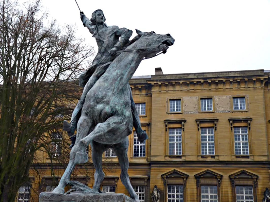 Statue of the American-French hero Marquis de Lafayette in front of the Governor Palace in Metz, France, where he decided to join the American cause. (Bava Alcide57 CC BY-SA 3.0)