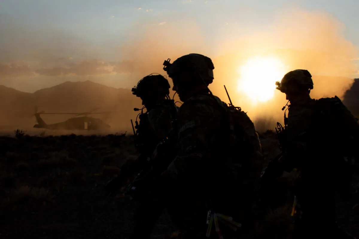 Green Berets assigned to 3rd Special Forces Group move to load onto a UH-60 Blackhawk helicopter for extraction during a training event near Nellis Air Force Base, Nev. on Aug. 27, 2019. (U.S. Army photo by Sgt. Steven Lewis)