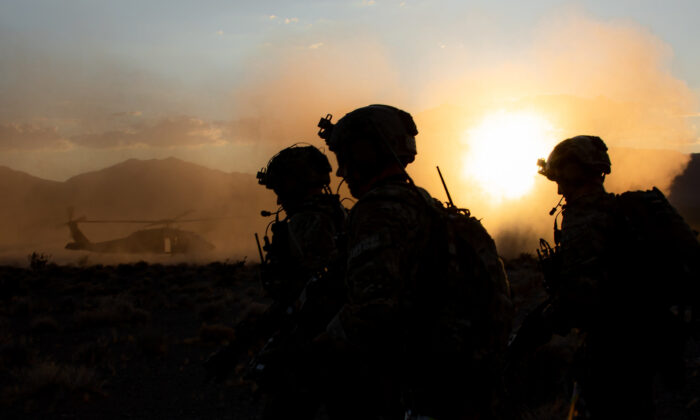 Green Berets assigned to 3rd Special Forces Group move to load onto a UH-60 Blackhawk helicopter for extraction during a training event near Nellis Air Force Base, Nev. on Aug. 27, 2019. (U.S. Army photo by Sgt. Steven Lewis)