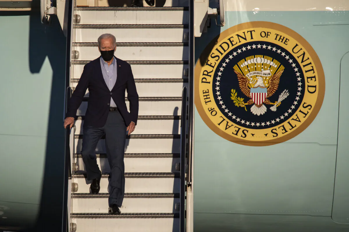 President Joe Biden lands at Long Beach Airport with California Gov. Gavin Newsom in Long Beach, Calif., on Sept. 13, 2021. (John Fredricks/The Epoch Times)