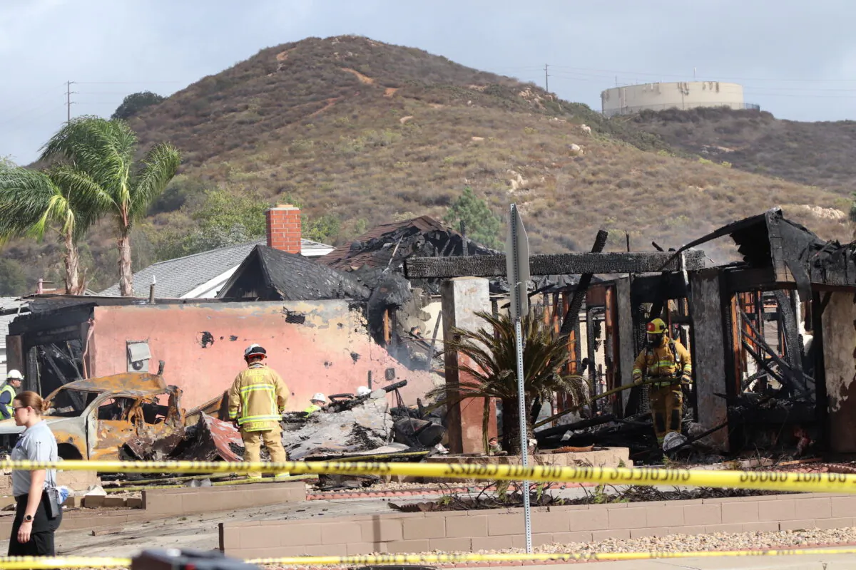 A twin-engine plane crashed in a residential neighborhood in Santee, Calif., Oct. 11, 2021. (Tina Deng/The Epoch Times)