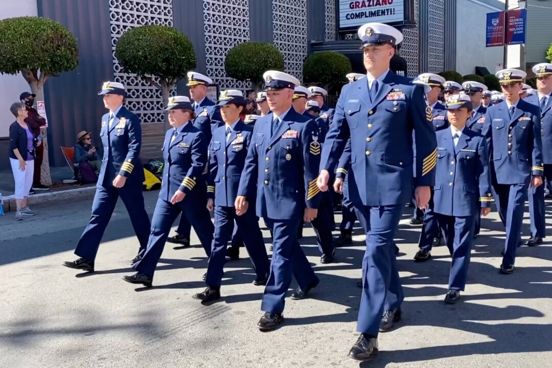 COVID Vaccine Mandates Weakening US Military, Retired Vice Admiral Warns